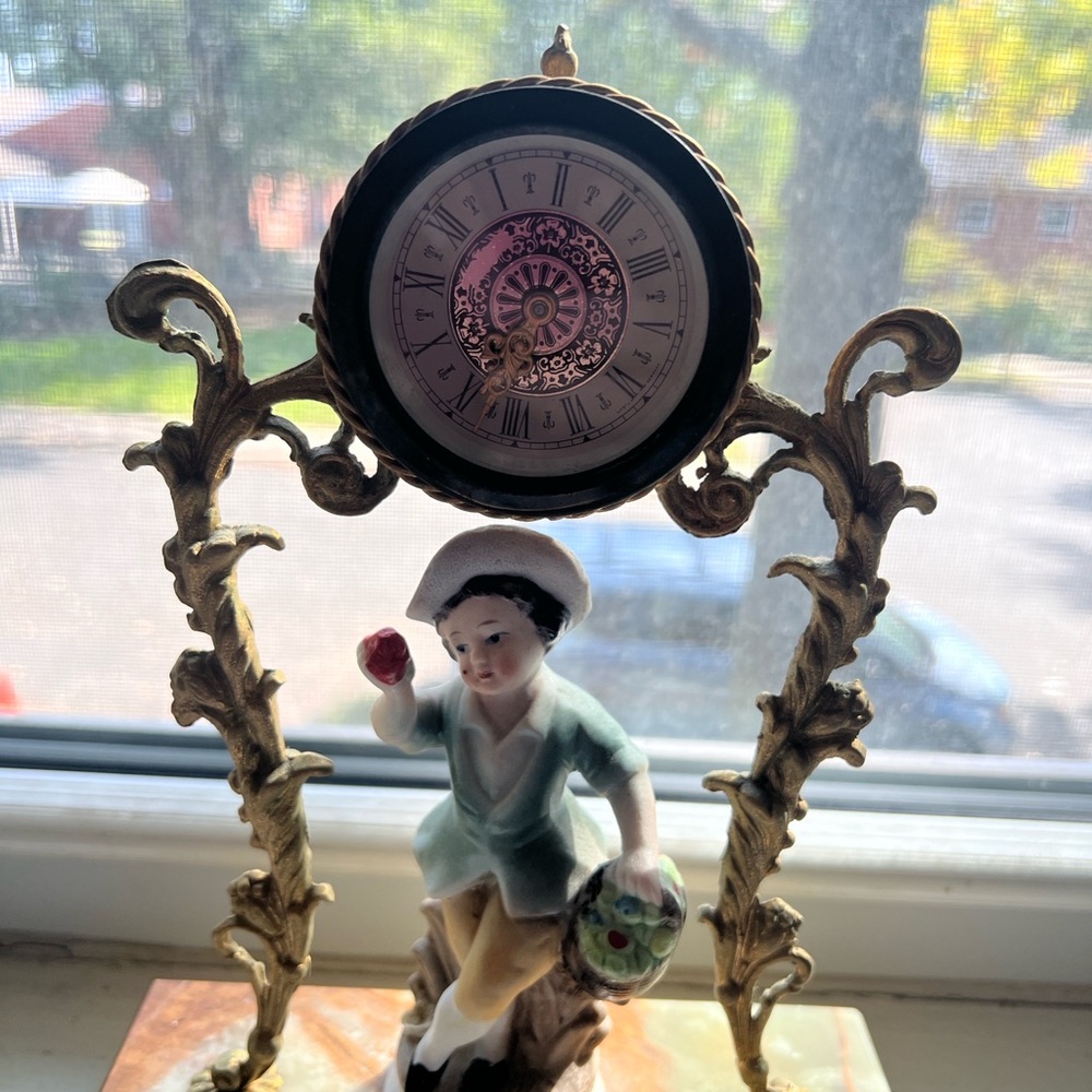 Vintage America Gold and Cream Figurine Clock - Picture 5 of 8